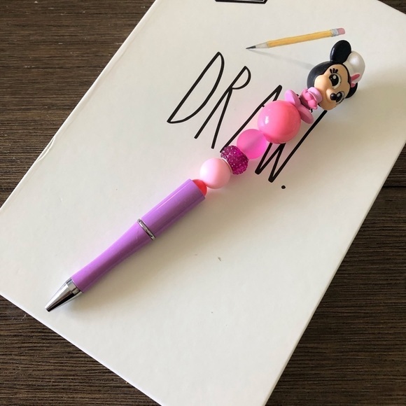 Disney Doorables: Minnie Mouse: baker handmade beaded pen - Picture 2 of 3